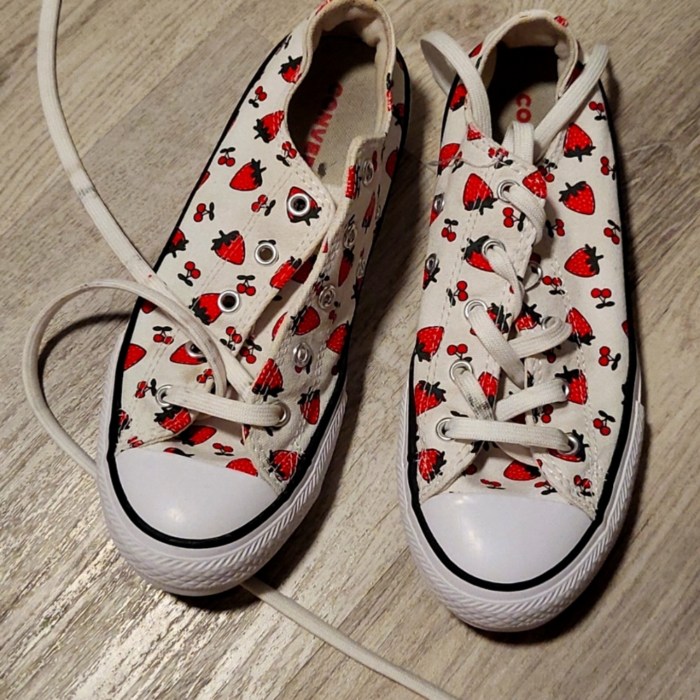 Straberry Converse